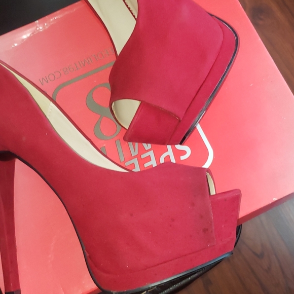 Red high heels - Picture 4 of 6